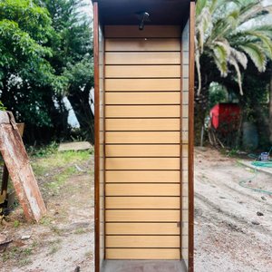 Lote anterior: Vitrina Exhibidora de Madera y Vidrio con Iluminación