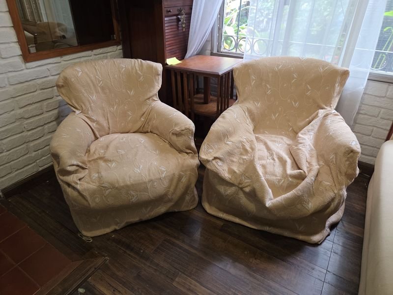 Lote siguiente: Pare de butacas inglesas con forro y detalles