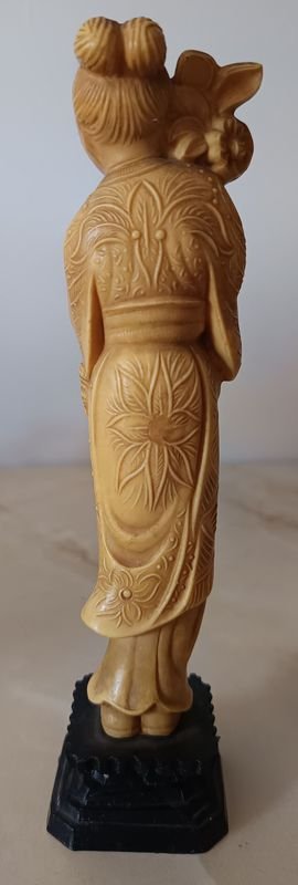 Escultura de una dama asiática en resina - imagen 2