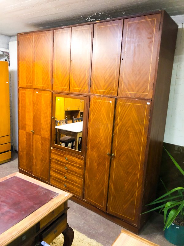 Armario de madera con puertas y cajones