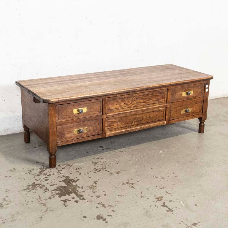 Lote anterior: Mesa ratona de roble con marqueterie y cuatro cajones