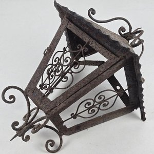 Antiguo Farol de Pared en Hierro Forjado con Detalles Ornamentales - imagen 3