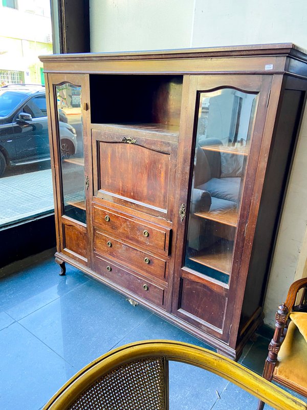 Mueble de madera antiguo con vitrina y cajones
