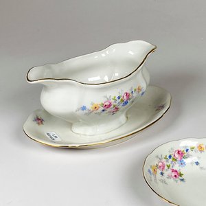 Dos piezas de porcelana checa, salsera y centrito decoración floral - imagen 3