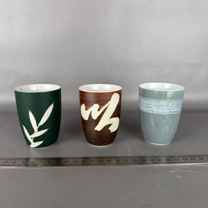 Lote anterior: Tres Vasos de Porcelana para Sake con Diseños Orientales