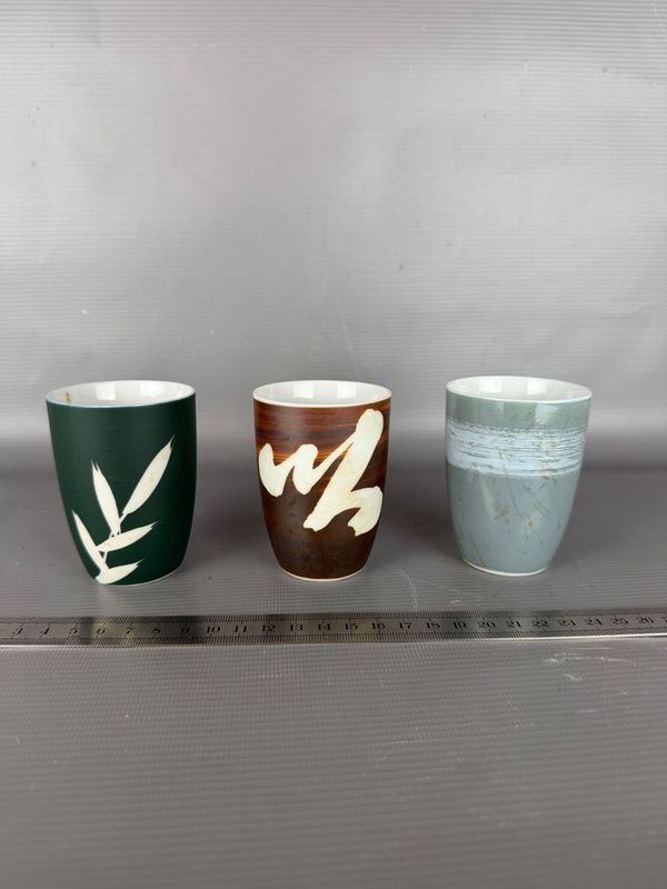 Tres Vasos de Porcelana para Sake con Diseños Orientales
