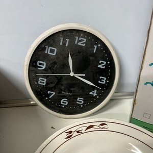 Lote Variado: Canasta Mimbre, Platos Blancos, Reloj Pared, Bandejas Loza, Corazón Luz y Más - imagen 7