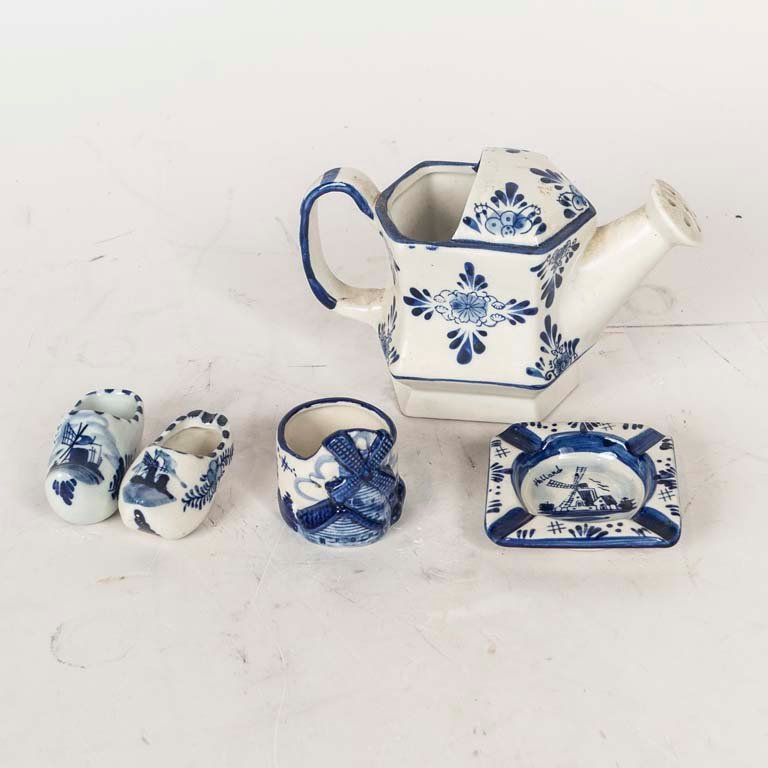 Lote de 5 Adornos Cerámicos Estilo Delft, Incluye Regadera y Zuecos