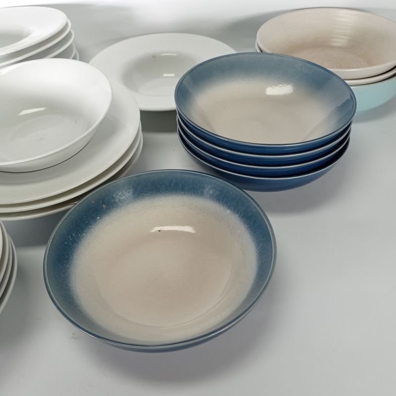 Platos y tazones de porcelana en buen estado - imagen 6