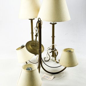 Lote siguiente: Tres piezas en metal dorado con pantallas, lamparas de sobremesa 54 cm y araña 3 luces 42x41