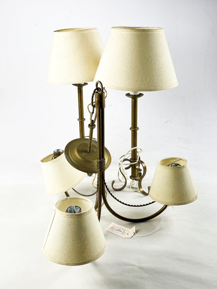 Tres piezas en metal dorado con pantallas, lamparas de sobremesa 54 cm y araña 3 luces 42x41