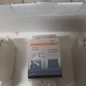 Caja con 6 Disyuntores Termomagnéticos Monofásicos TQC 5A - imagen 3