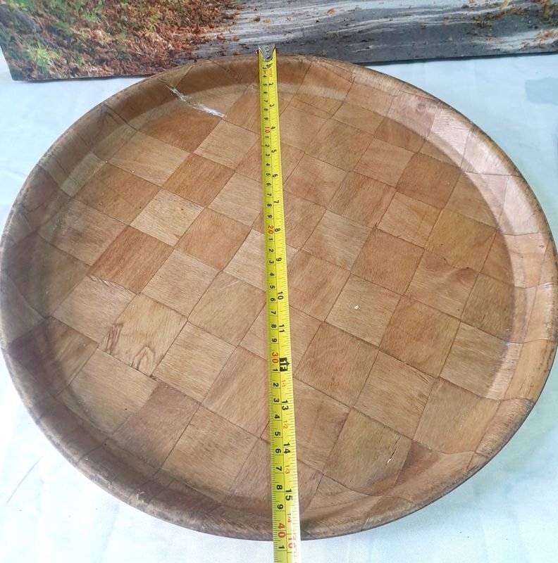 Bandeja de madera y platos de bronce decorativos - imagen 3