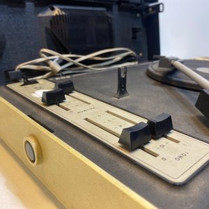 Lote de Audio y Música: Tocadiscos Philips, 19 Vinilos y Micrófono - imagen 8