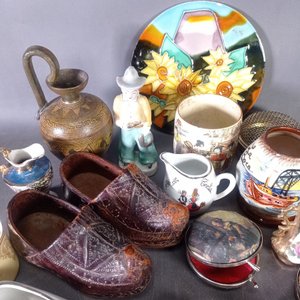 Lote de 20 piezas: par de zapatos de cuero y madera, mates, palmatoria y más - imagen 5