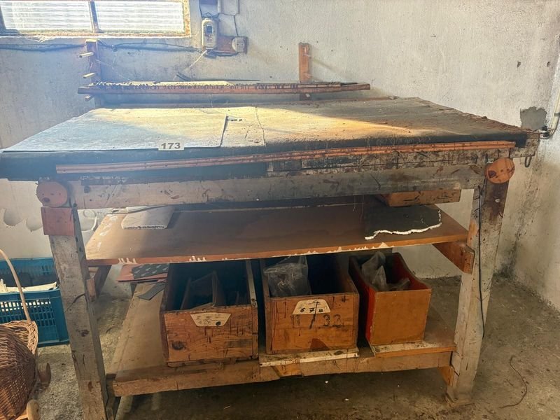 Mesa de Trabajo y Banco de Madera Rústico