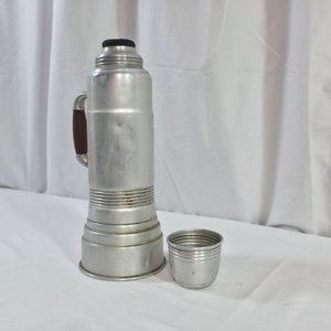 Termo Antiguo de Aluminio con Vaso de Vidrio - imagen 3