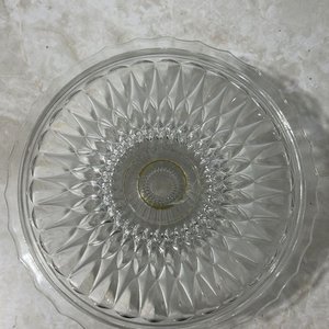 Lote de 4 piezas de vidrio y cristal: jarra, pastelera, florero y caramelera - imagen 8