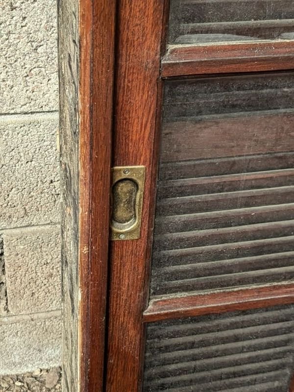 Ventana de madera con dos hojas corredizas y celosías plegables - imagen 3