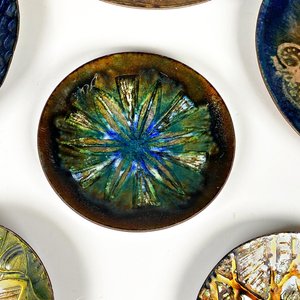 Seis Centros Decorativos en Cobre y Esmalte, Dos Tamaños - imagen 4