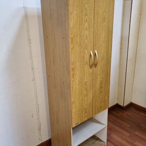 Mueble de madera con puertas y estantes abiertos - imagen 3