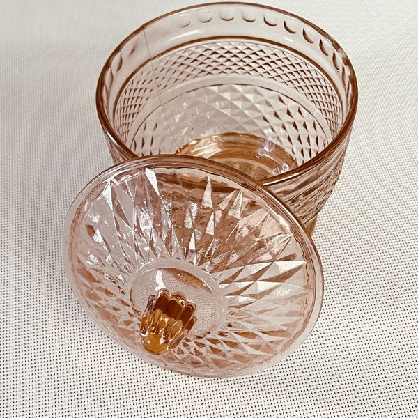 Pote de vidrio rosa labrado con tapa antigua - imagen 3