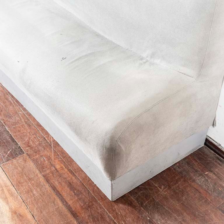 Sofá de dos cuerpos con base de madera, tapizado manchado y detalles en la base - imagen 3
