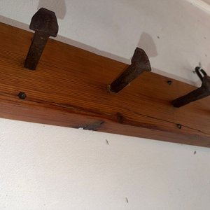 Colgador de Pared Rústico en Madera de Pinotéa y Ganchos de Hierro - imagen 5