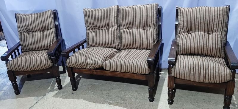 Muebles de Madera con Almohadones - imagen 2