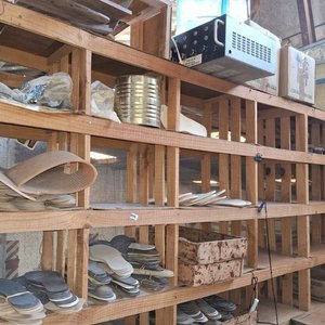 Lote siguiente: Mesa Campestre y Estanterías de Madera con Contenido