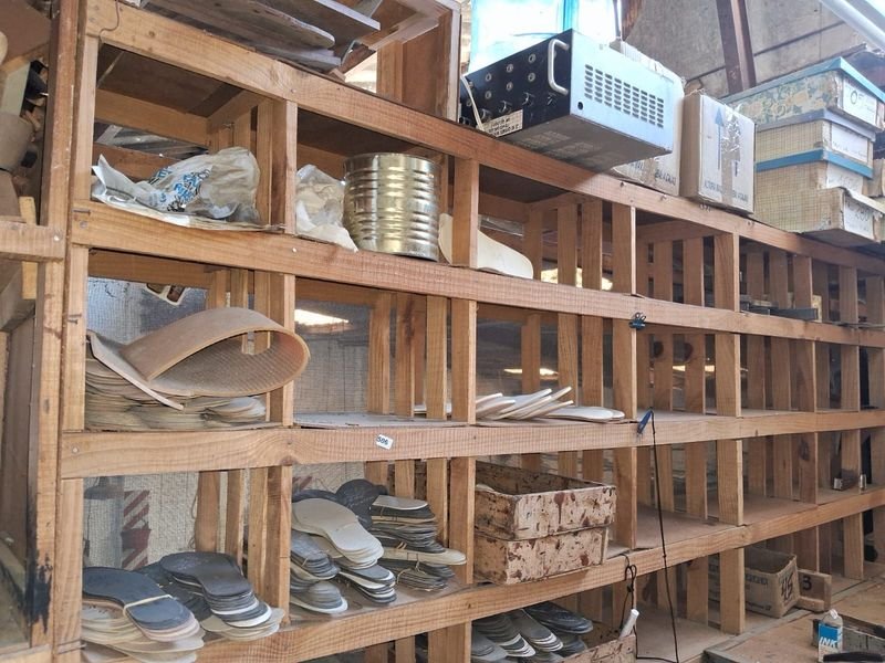 Mesa Campestre y Estanterías de Madera con Contenido