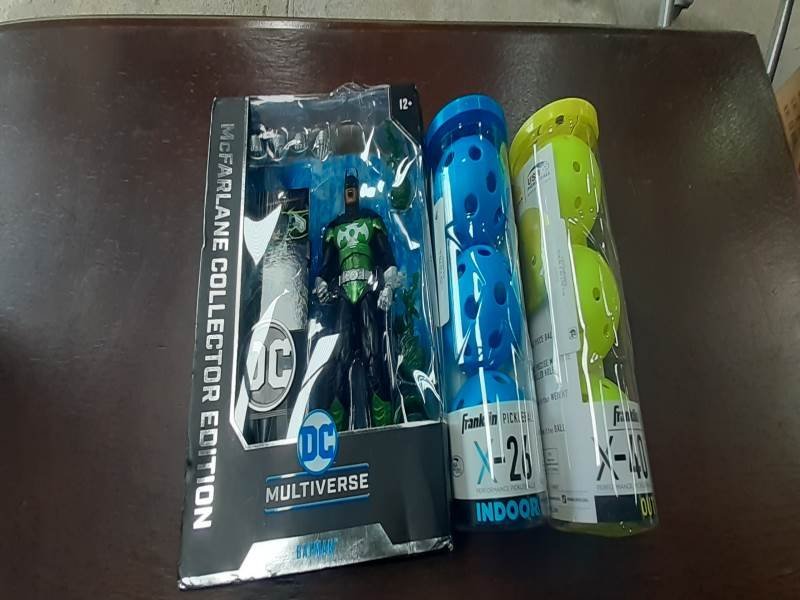 6 Pelotas de Pickleball y Figura de Batman Coleccionable