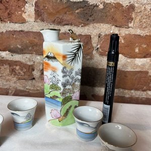 Juego de Sake de Porcelana Japonesa con Botella y 4 Vasitos - imagen 3