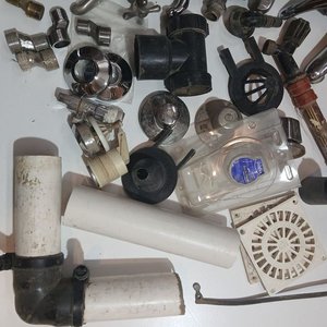 Lote de Grifería y Accesorios Sanitarios Usados - imagen 2