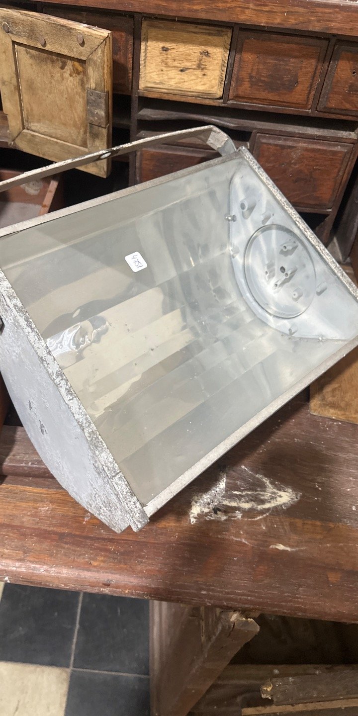 Lote anterior: Artefacto de plata con cubierta de vidrio claro
