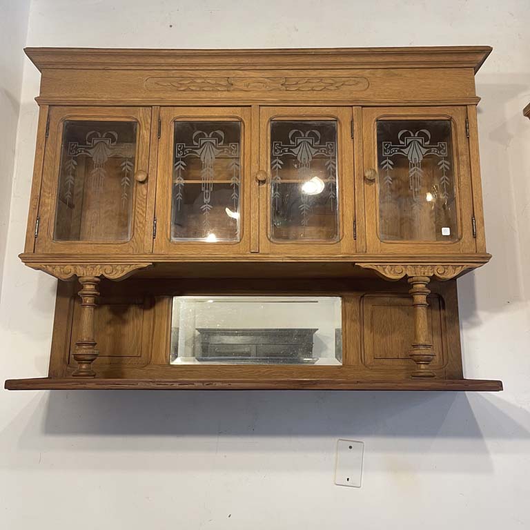 Alzada de roble con espejo y puertas talladas - Medidas: 114x25x67cm