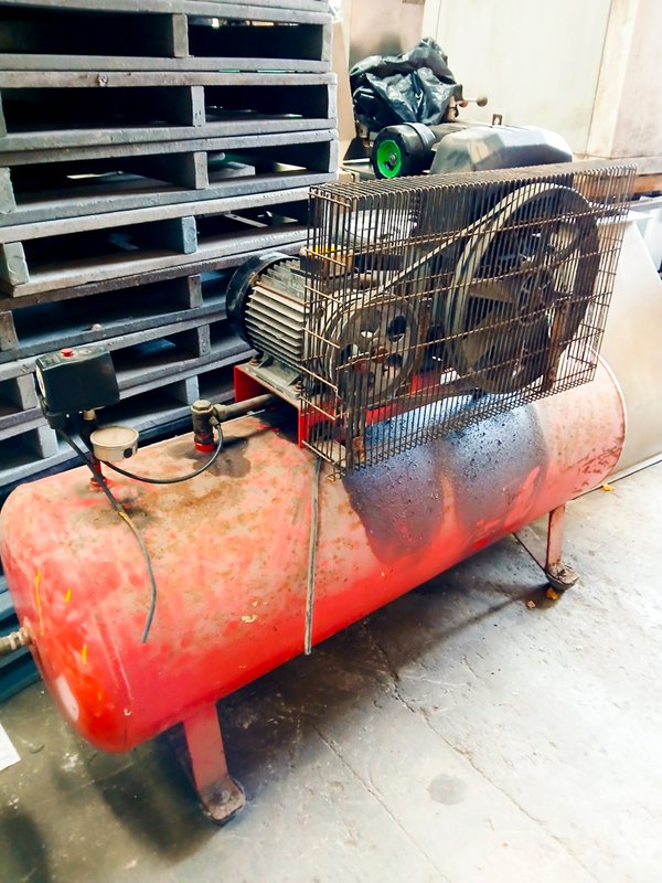Compresor de aire Fanacom motor trifásico 5.5 hp color rojo - imagen 1
