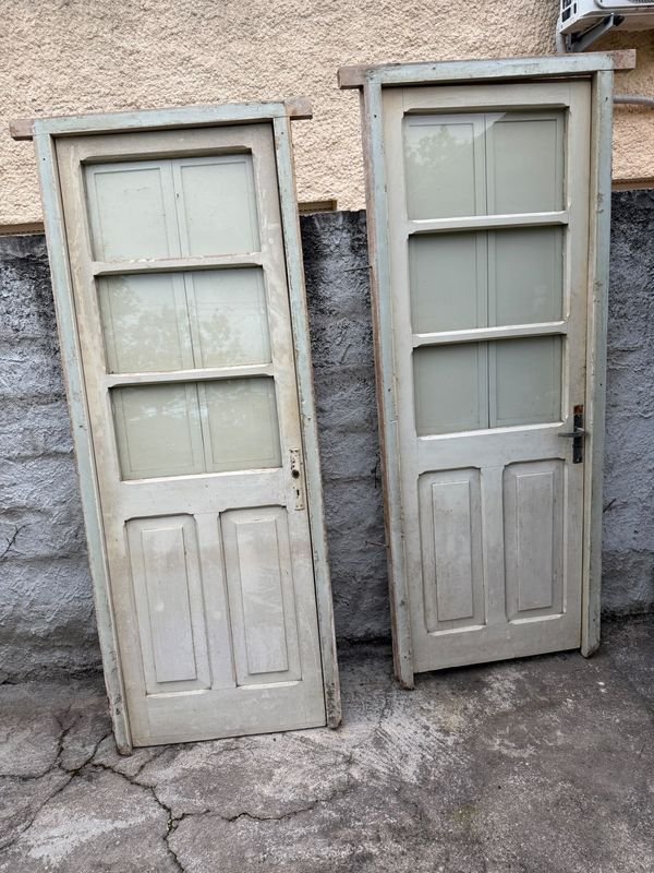 Dos Puertas de Madera con Postigones, Marcos y Llaves