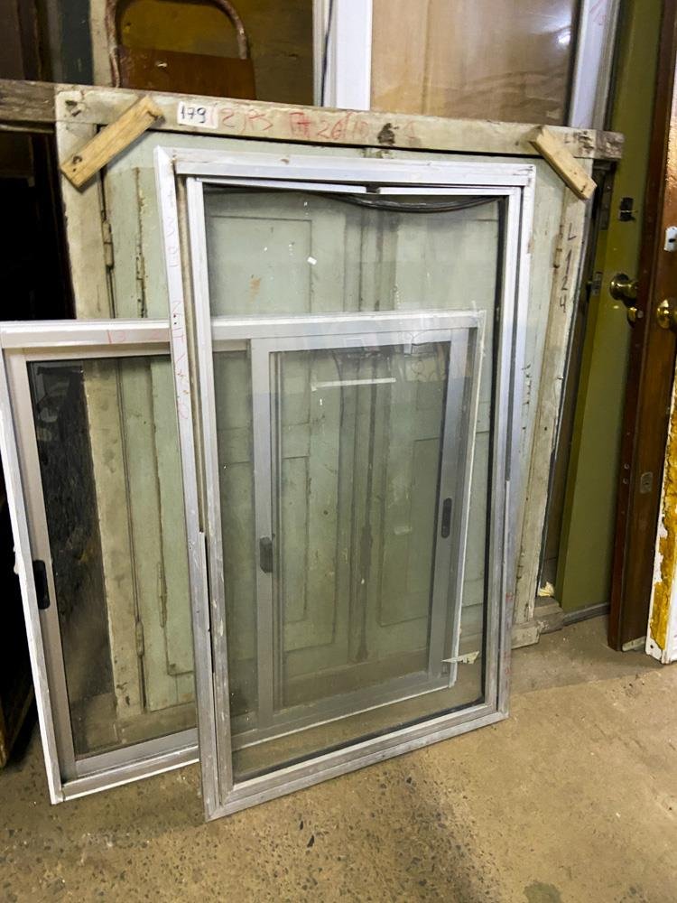 Ventana de Aluminio y Vidrio con Hoja Batiente 130x90 cm