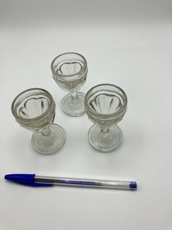 Lote de Tres Copitas de Licor Antiguas de Vidrio Prensado - imagen 1