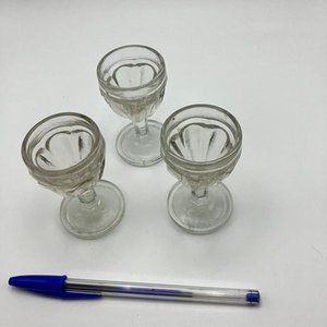 Lote siguiente: Lote de Tres Copitas de Licor Antiguas de Vidrio Prensado