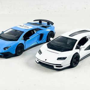 Dos Autos a Escala: Lamborghini Azul y Blanco - imagen 1