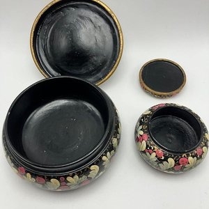 Lote de dos cajas alhajeras redondas con tapa - imagen 2