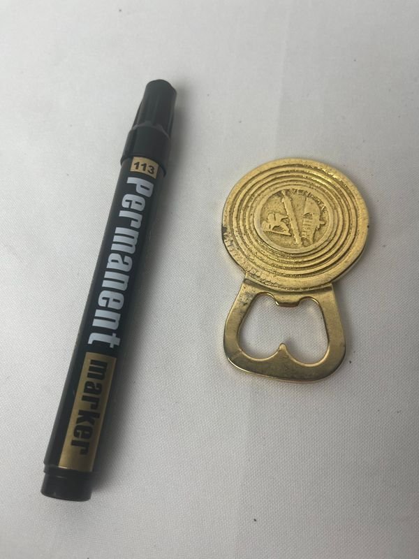Destapador de bronce con marcador permanente y abridor - imagen 2