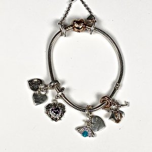 Pulsera Pandora Plata 925 con Dijes Corazón, Abeja y Llave - imagen 2