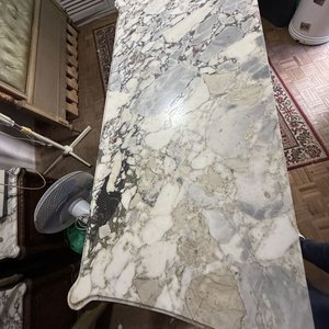 Cómoda Clásica de Madera con Tapa de Mármol y Detalles en Bronce - imagen 2