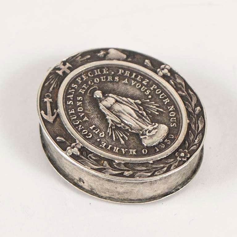 Lote anterior: Colgante religioso de plata con diseño ornamental