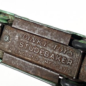 Dos autos de metal Dinky Toys ingleses: Hudson Sedan y Studebaker - imagen 5