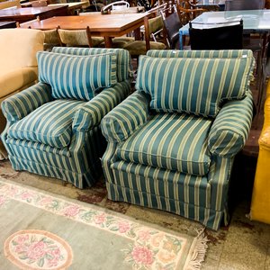Lote siguiente: Par de Sillones Rayados y Alfombra con Flores