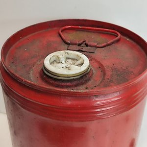 Antiguo Tanque Metálico Rojo para Nafta con Tapa Sellada - imagen 3